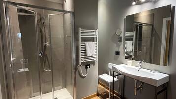 Apartamento luxo, acessível para pessoas com deficiência física (01) | Banheiro | Secador de cabelo, bidê, toalhas de banho, sabonete
