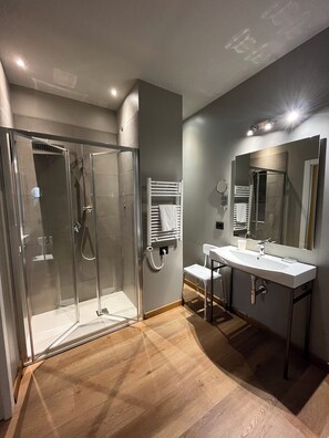 Apartamento Deluxe, accesible en silla de ruedas (01) | Baño | Secador de pelo, bidé, toallas y jabón