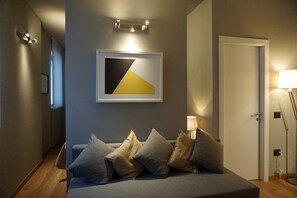 Deluxe-Apartment (04) | Wohnbereich | 30-Zoll-Flachbildfernseher mit Satellitenempfang