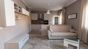 Appartamento Comfort (07) | Area soggiorno | TV a schermo piatto 30 pollici con canali satellitari