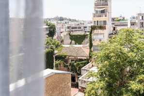 A view of a cityscape with buildings, some with balconies and greenery. - KOYO Athens (Athens)