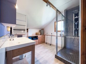 Douche, séchoir à cheveux, serviettes fournies, savon
