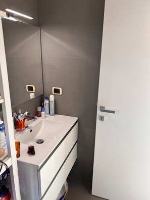 Dusche, Bidet, Toilettenpapier