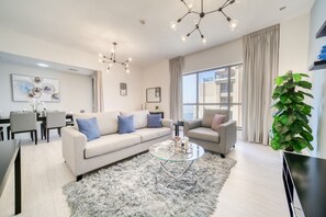 TV - Exquisite 2BR At Shams 1 JBR by Deluxe Holiday Homes (Dubai)