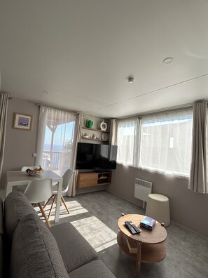Living area - Mobil-home Neuf Avec Terrasse vue mer Exceptionnelle (Saint-Raphaël)
