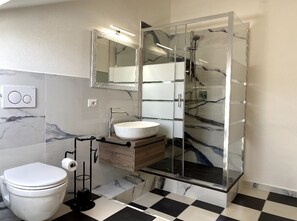 Dusche, Haartrockner, Bidet, Handtücher