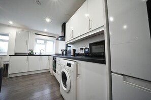 雪櫃、微波爐、焗爐、爐具