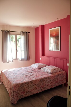 3 bedrooms, iron/ironing board, travel crib, free WiFi