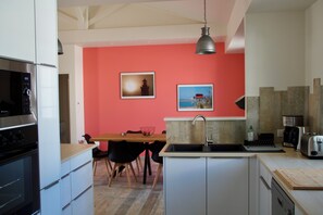 Frigorifero, microonde, forno, piano cottura