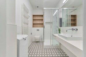 Studio, Balkon | Badezimmer | Dusche, Handtücher, Toilettenpapier