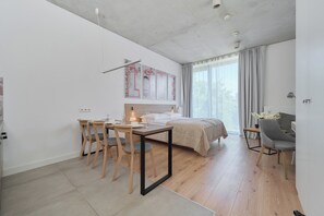 Estúdio, sacada | Opções para refeição no quarto