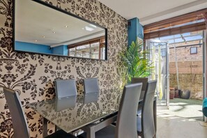 Dining - 107 Stonhouse Street · Lovely 3-Bed Clapham Common (Greater London)