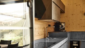 Kaffetrakter/tekoker, kjøleskap, mikrobølgeovn og ovn