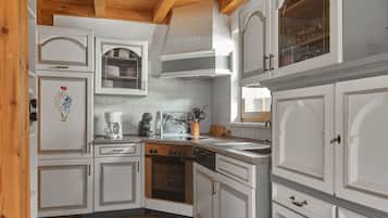 Een koelkast, een microgolfoven, een oven, een vaatwasser