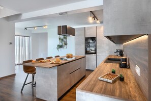 Réfrigérateur, four à micro-ondes, un four, surface de cuisson