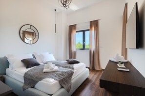 4 bedrooms, iron/ironing board, WiFi, bed sheets