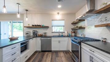 House, 3 Bedrooms | Private kitchen | Fridge, oven, coffee/tea maker