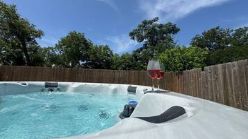 House, 3 Bedrooms | Outdoor spa tub