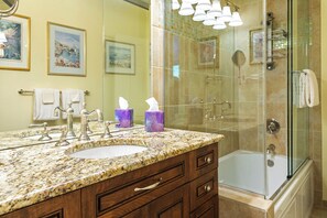 Combined shower/bathtub, hair dryer, towels - Mtn Views a Short Walk to Lionshead Gondola, SV22A (Vail)