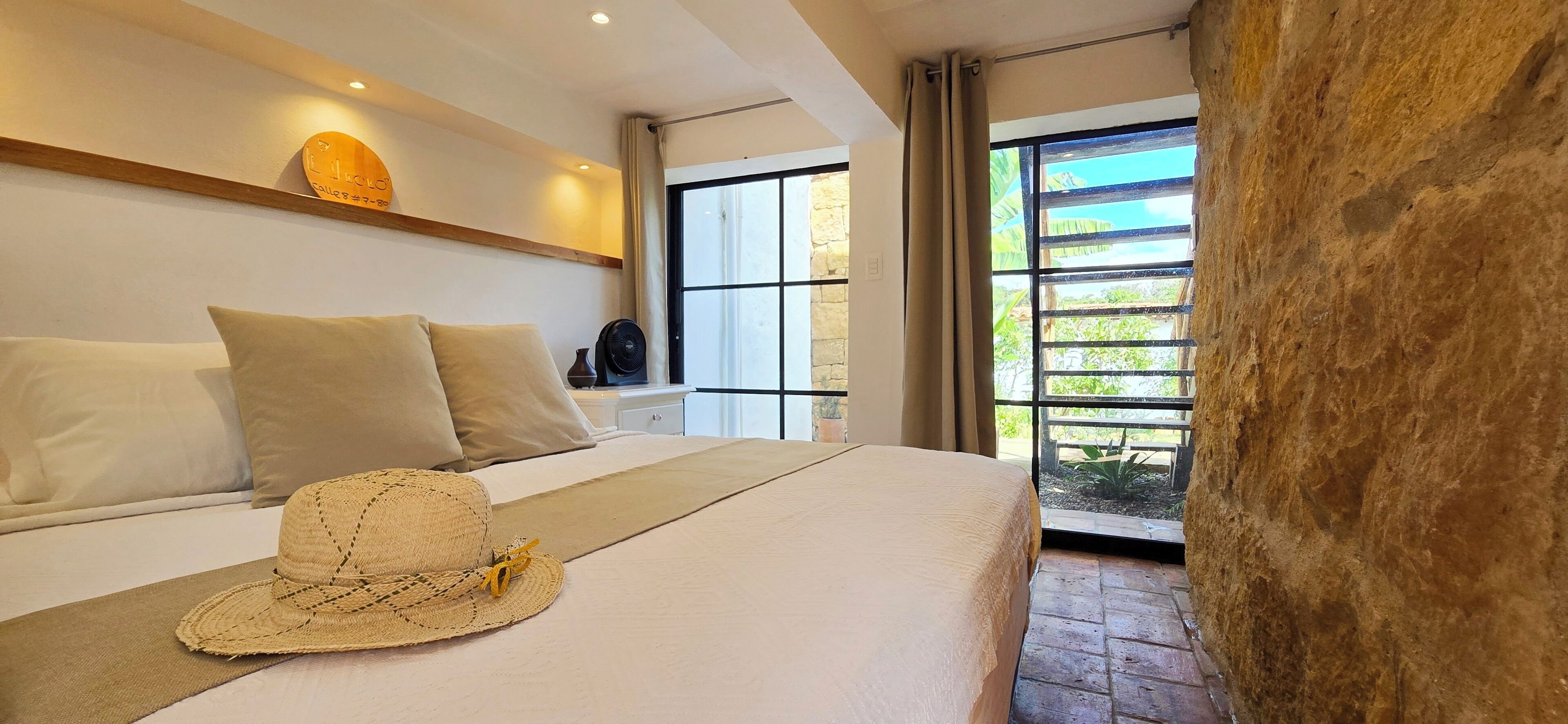 1 dormitori, escriptori, planxa i posts de planxar i wifi 