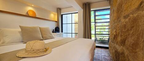 1 dormitori, escriptori, planxa i posts de planxar i wifi