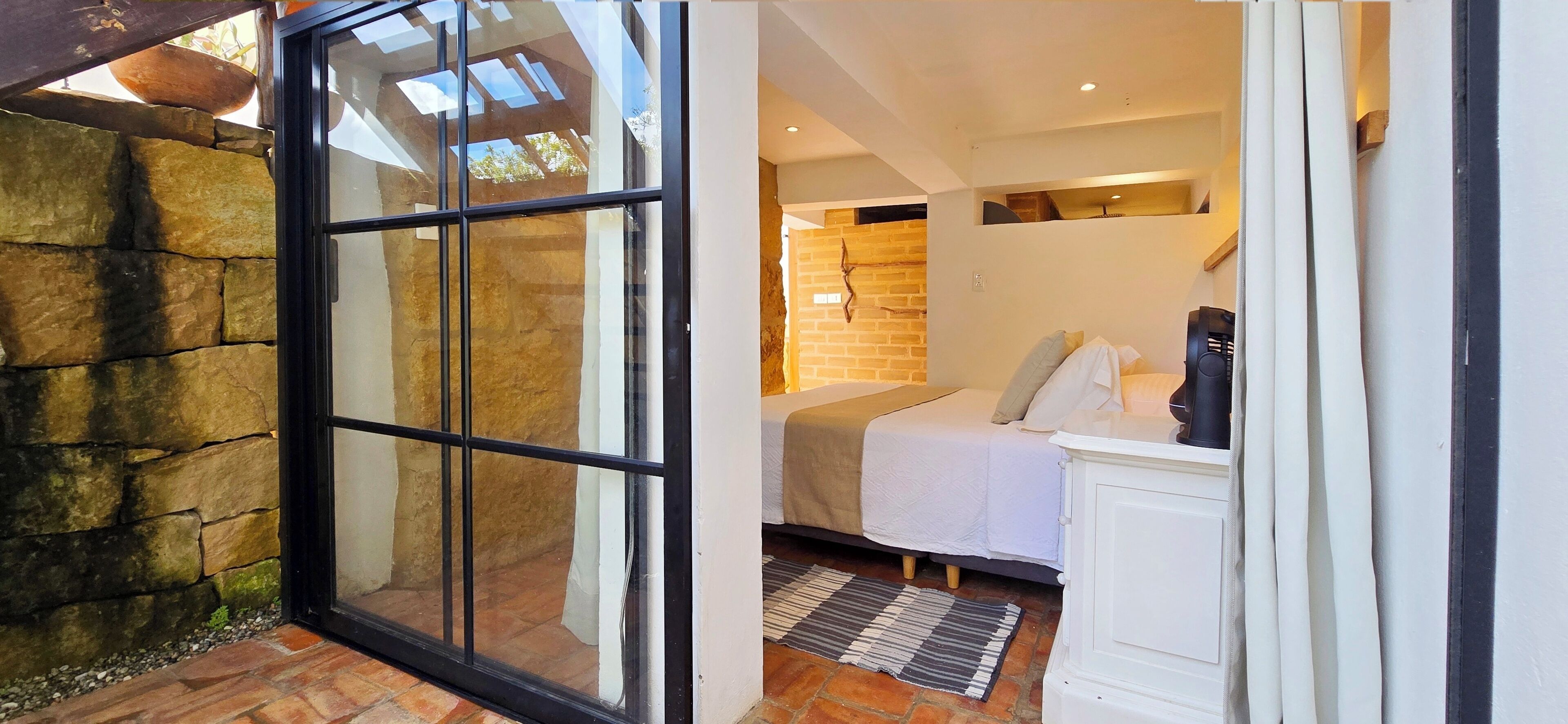 1 habitación, escritorio, tabla de planchar con plancha y wifi 