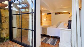 1 habitación, escritorio, tabla de planchar con plancha y wifi