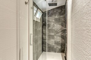 Hair dryer, towels, soap, toilet paper - Charming Loft with terrace (Roma)