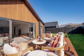 Terrace/patio - Wooing Retreat - Cromwell Holiday Home (Cromwell)