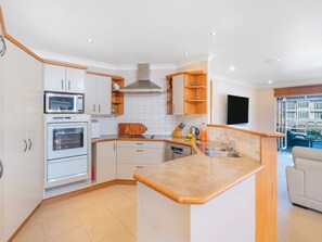 冰箱、微波炉、洗碗机、烤面包机