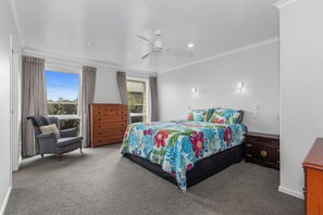 4 bedrooms, WiFi, bed sheets - Shores Getaway - One Tree Point Holiday Home (One Tree Point)