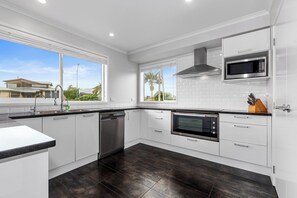 Jääkaappi, mikroaaltouuni, astianpesukone, leivänpaahdin