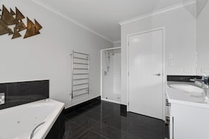 Bathtub, hair dryer - Shores Getaway - One Tree Point Holiday Home (One Tree Point)