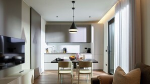 Una cocina moderna con comedor, televisor de pantalla plana y sofá.