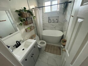 SĂšche-cheveux, bidet, serviettes fournies, savon