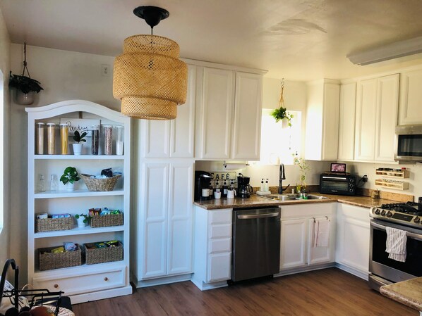 Fridge, microwave, oven, stovetop - Cozy home with Jacuzzi (San Diego)