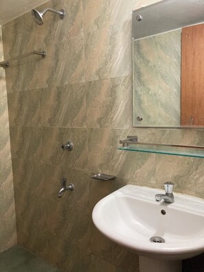 Douche, douche à « effet pluie », serviettes fournies