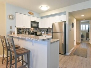 Kühlschrank, Mikrowelle, Herdplatte, Geschirrspüler