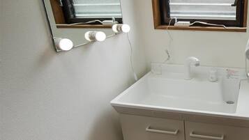 Een haardroger, handdoeken, zeep, shampoo