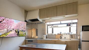 Refrigerador, microondas, horno, tetera/pava eléctrica