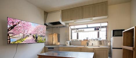 Frigorifero, microonde, forno, bollitore elettrico