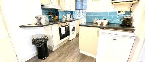 Kühlschrank, Ofen, Herdplatte, Geschirrspüler