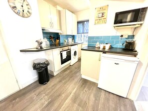 Kjøleskap, ovn, kokeplater og oppvaskmaskin