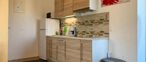 Kjøleskap, mikrobølgeovn, kokeplater og kaffetrakter/tekoker