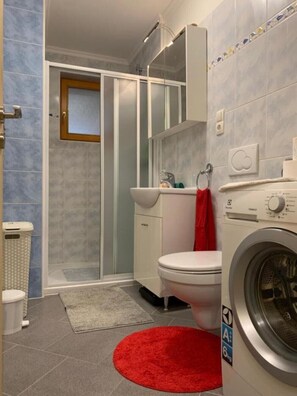 Dusche, Haartrockner, Handtücher, Toilettenpapier