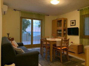 Fernseher, Kamin, Bücher