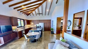 Un espacio habitable moderno con cocina, comedor y zona de estar.