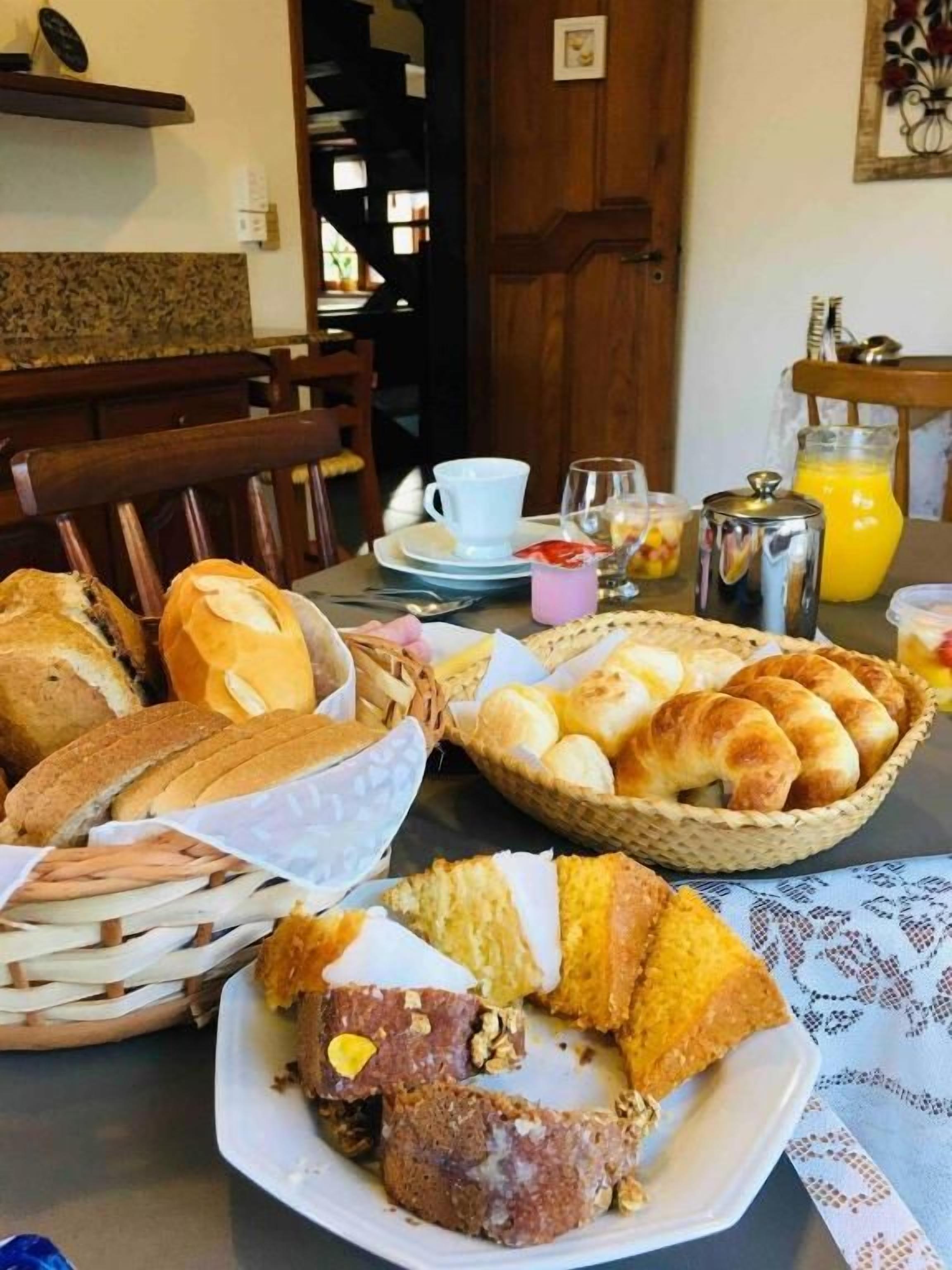 Café da manhã feito na hora todos os dias mediante uma taxa