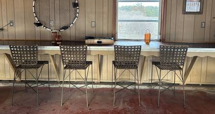 Beautiful Waterfront Retreat in Cambridge!