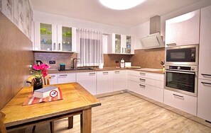 Suite superior | Cocina privada | Refrigerador con congelador, microondas, horno y parrilla de estufa 